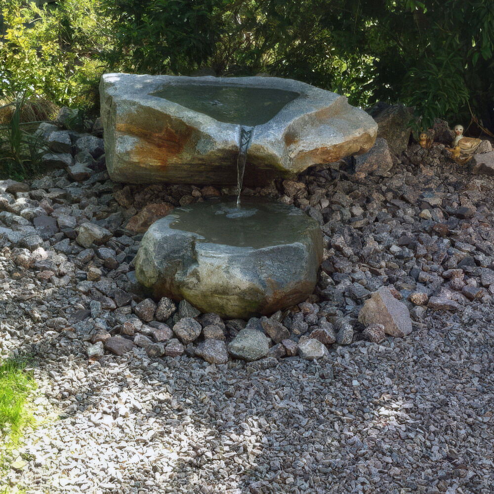 Wasserspiel aus Natursteinen in einem Garten
